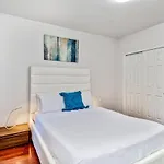 Lovely 2Bd Apt Steps From The Convention Center