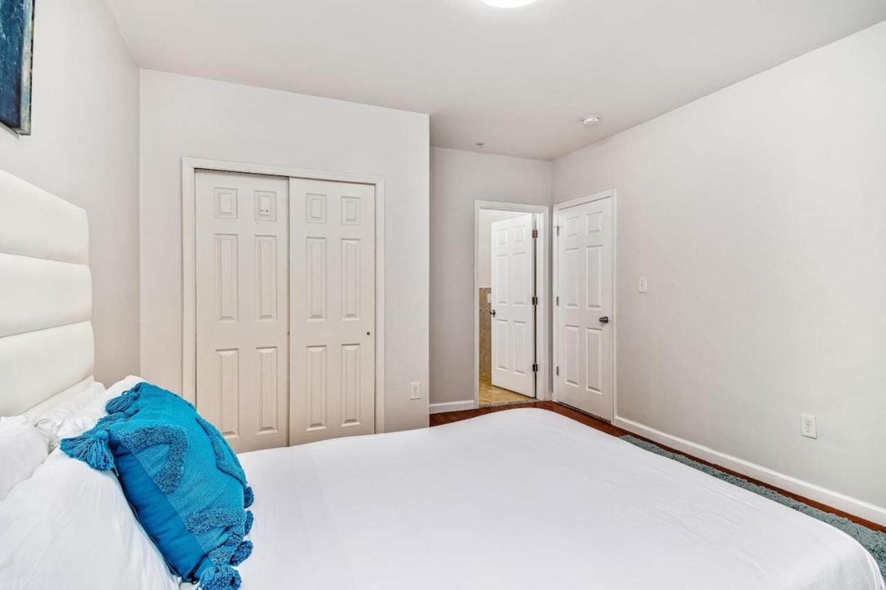 Lovely 2bd Apt Steps From The Convention Center Apartment Philadelphia