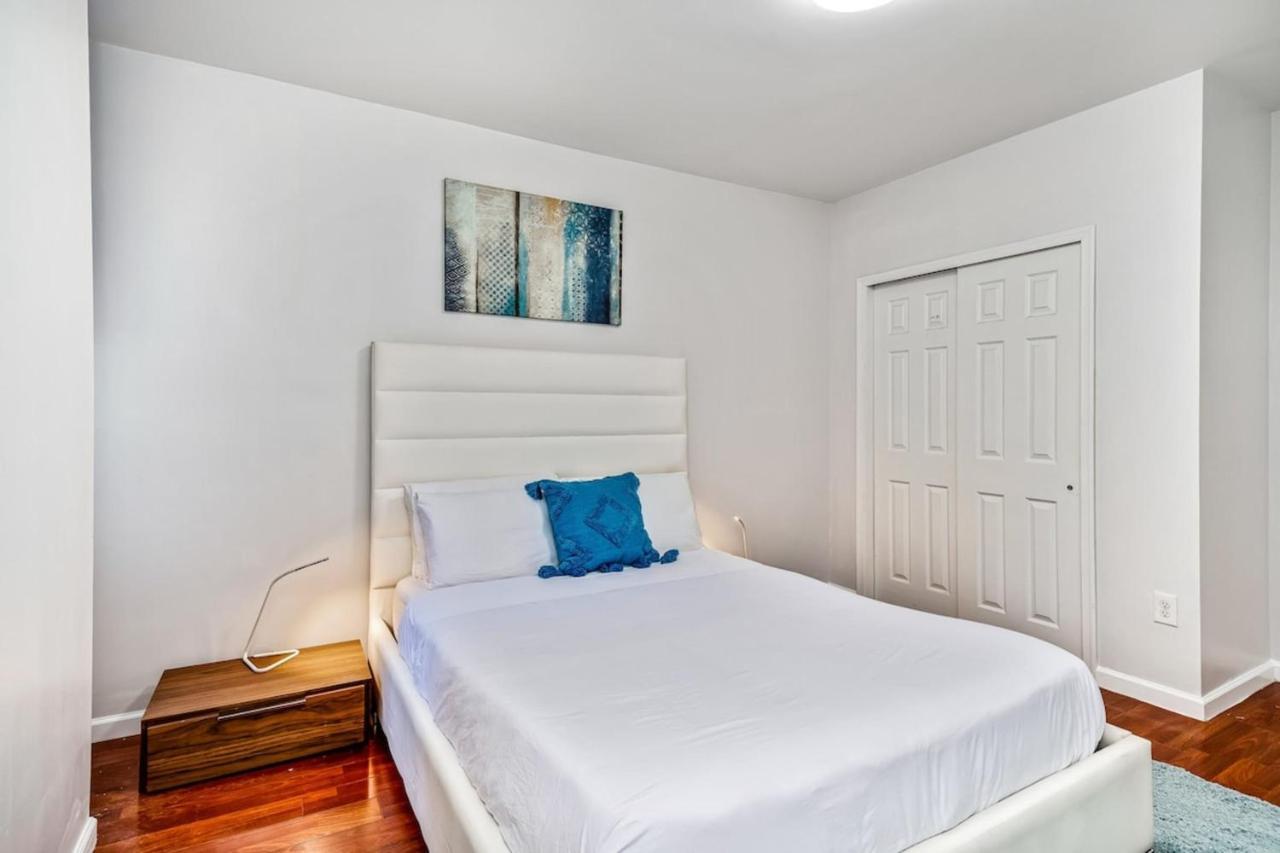 Lovely 2bd Apt Steps From The Convention Center Apartment *